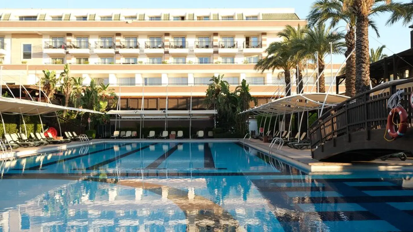 Crystal De Luxe Comfort Collection OUTDOOR_POOL