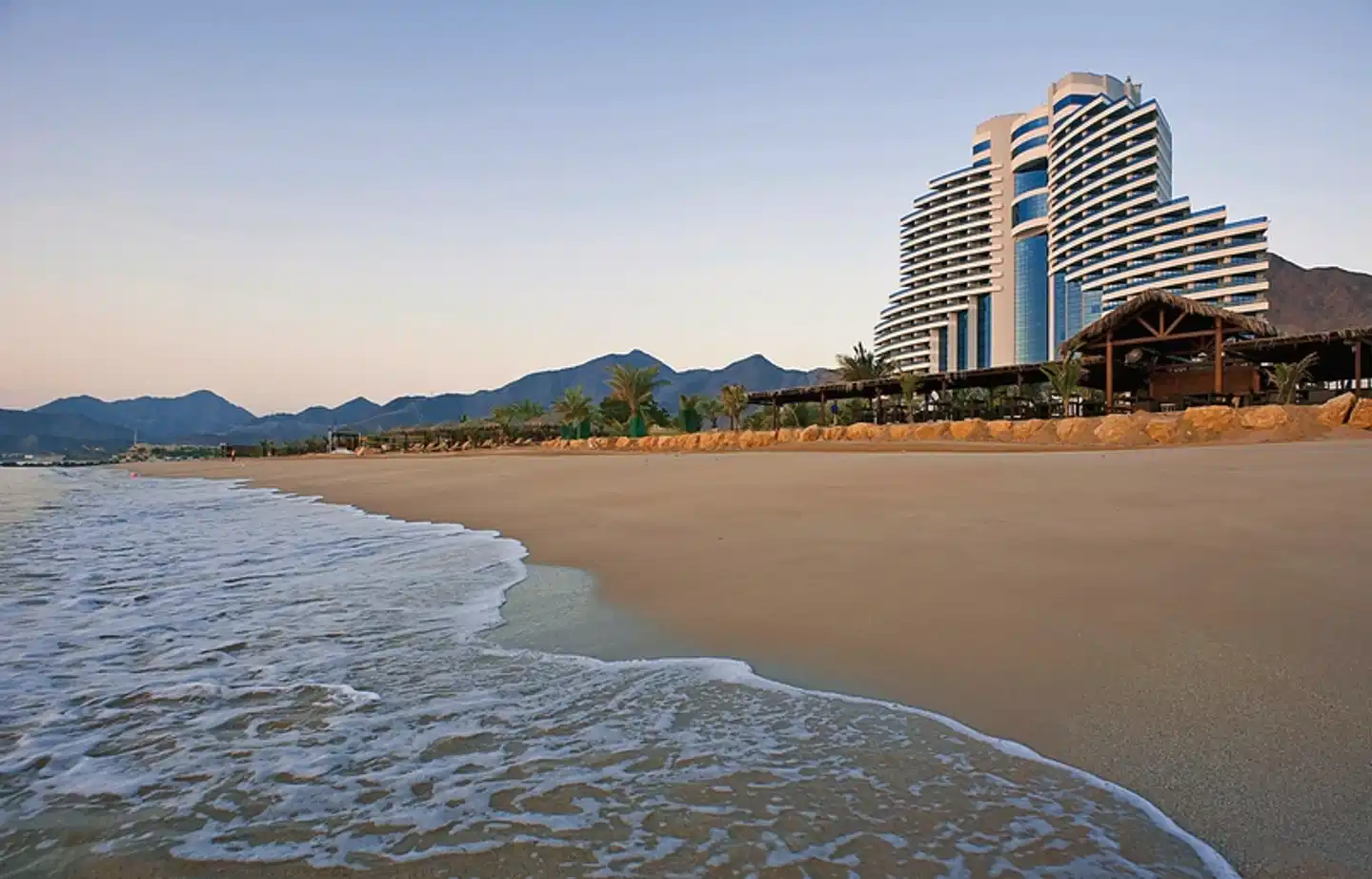 Le Meridien Al Aqah Beach Resort Strand