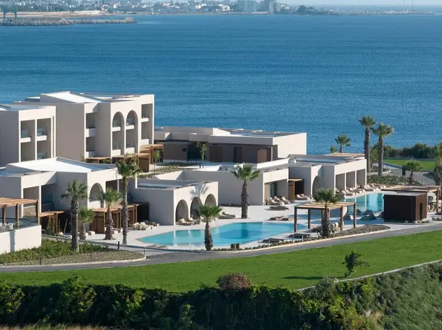 Ella Elissa EXTERIOR