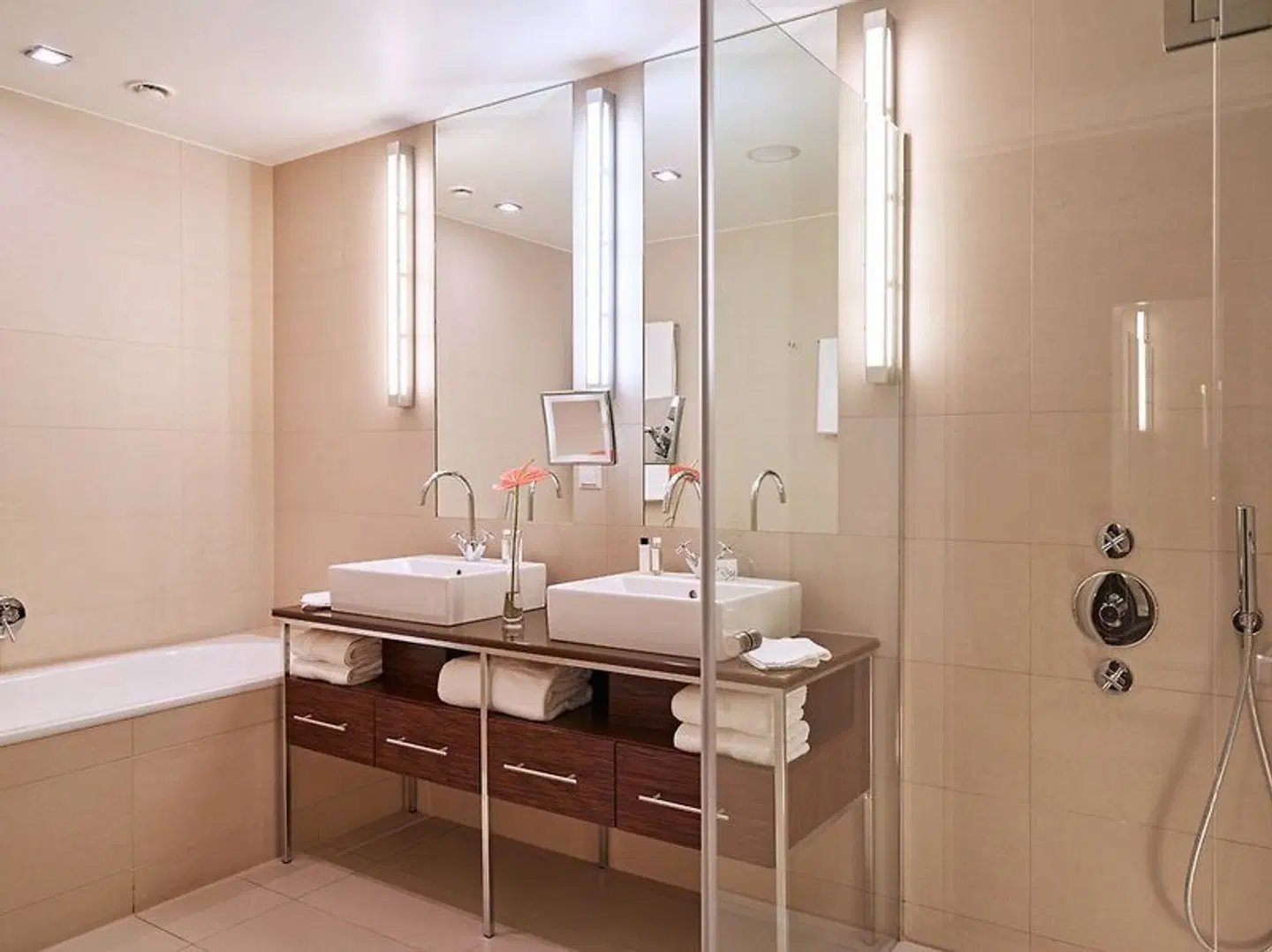 Athena Motel Apartments Badezimmer