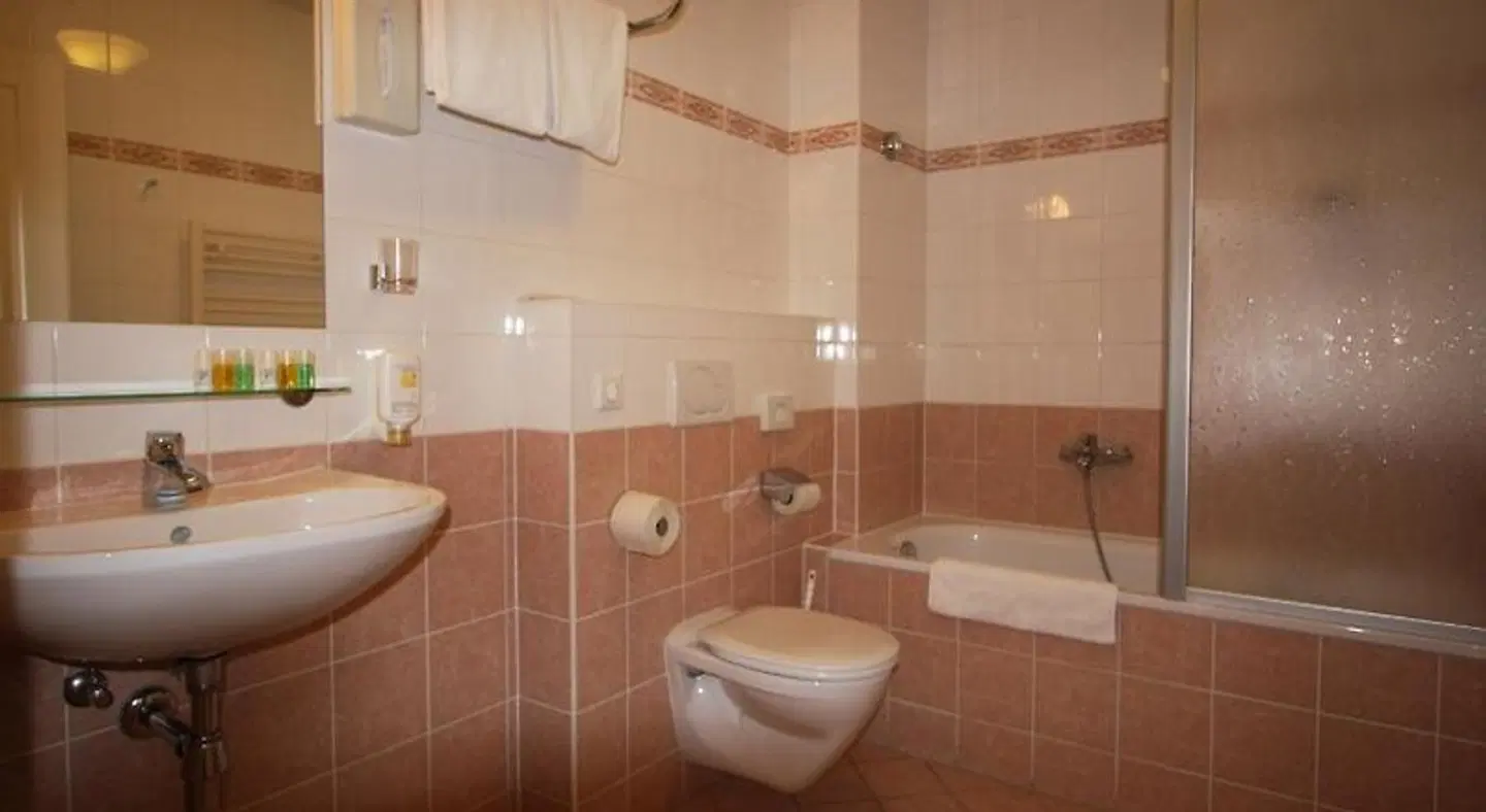 Suite Hotel 900 m zur Oper Badezimmer