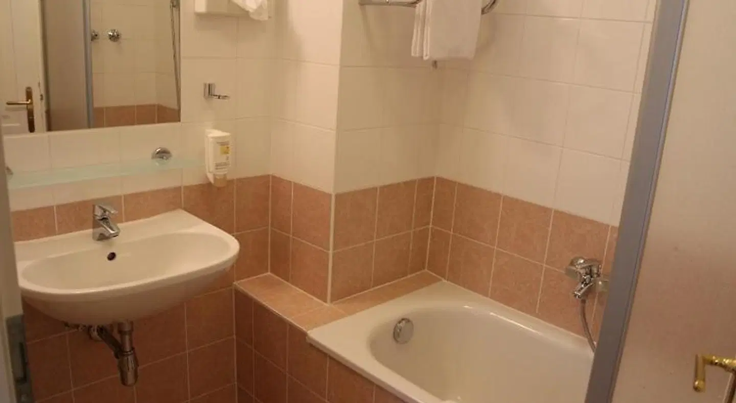 Suite Hotel 900 m zur Oper Badezimmer