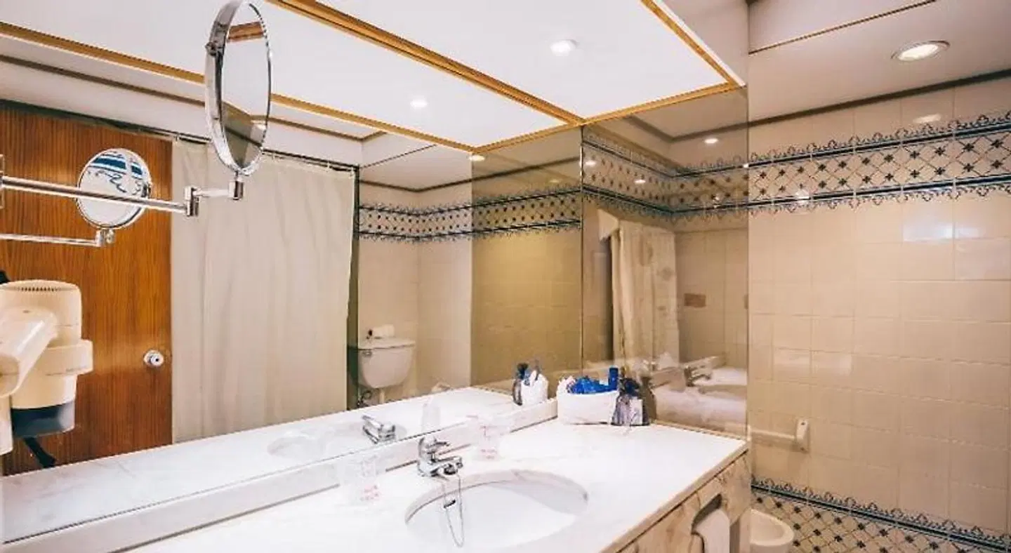 Muthu Oura Praia Hotel Badezimmer