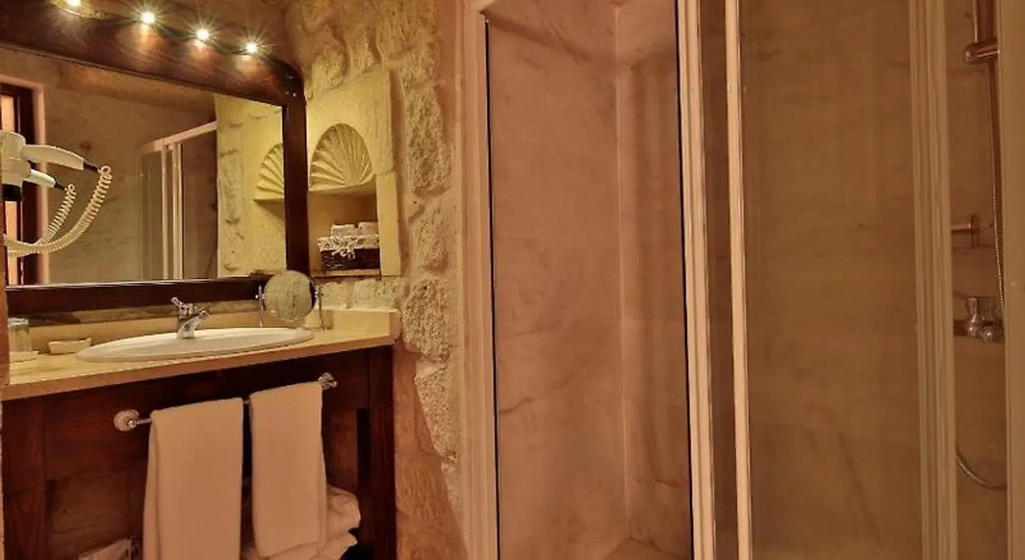 Elaa Cave Hotel Badezimmer