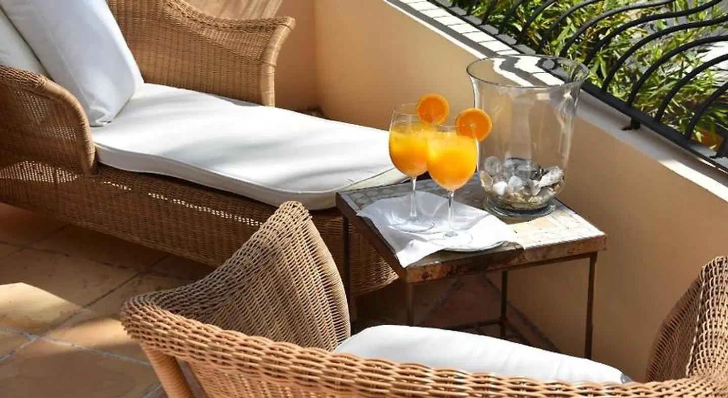 Can Roses ROOM_EXAMPLE