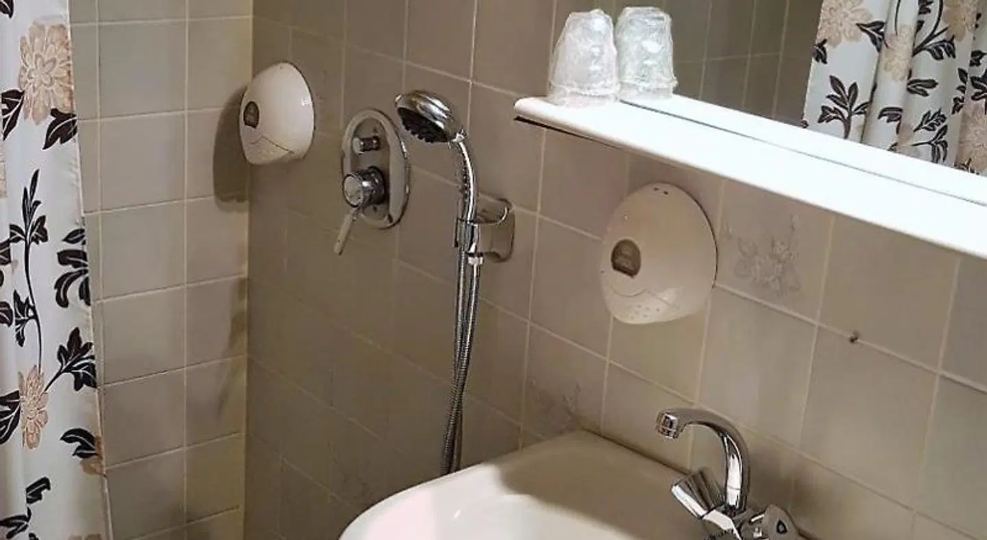 Bardu Hotell Badezimmer