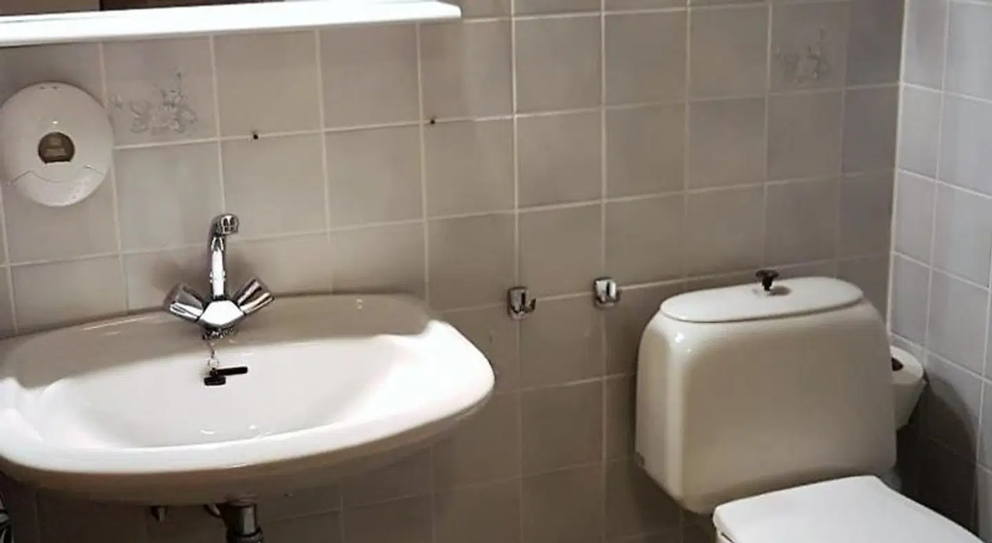 Bardu Hotell Badezimmer