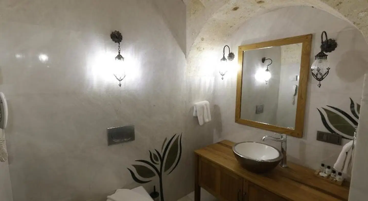 Anatelein Boutique Cave Hotel Badezimmer