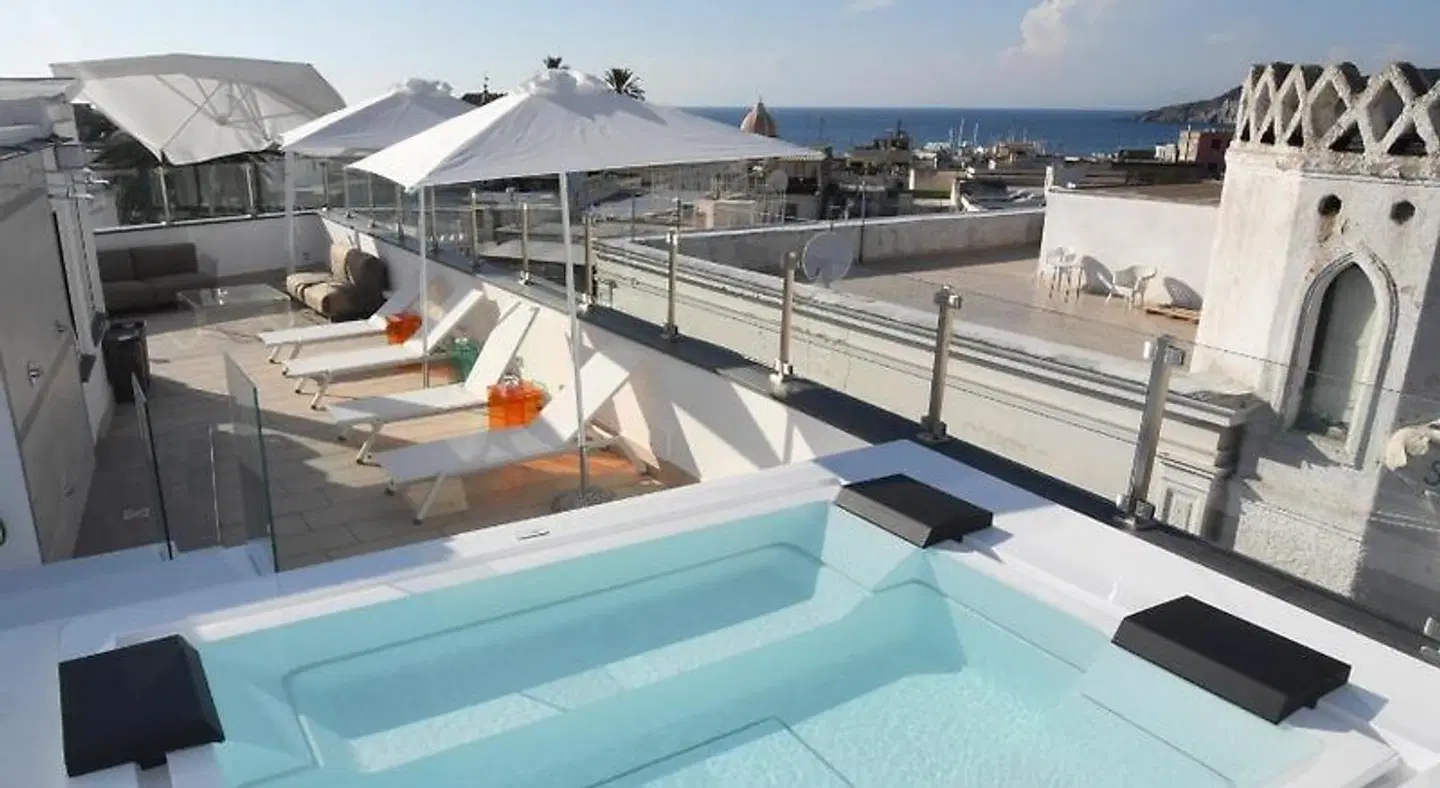 White 1903 OUTDOOR_POOL