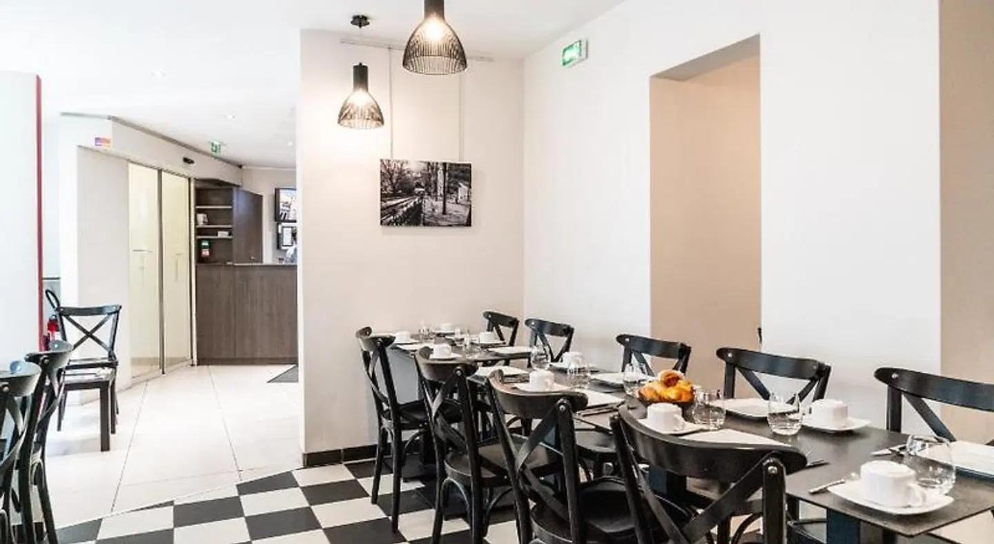 Hotel De Flore - Montmartre Restaurant