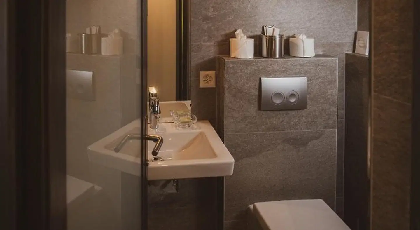 Backstage Hotel Serviced Apartments Badezimmer