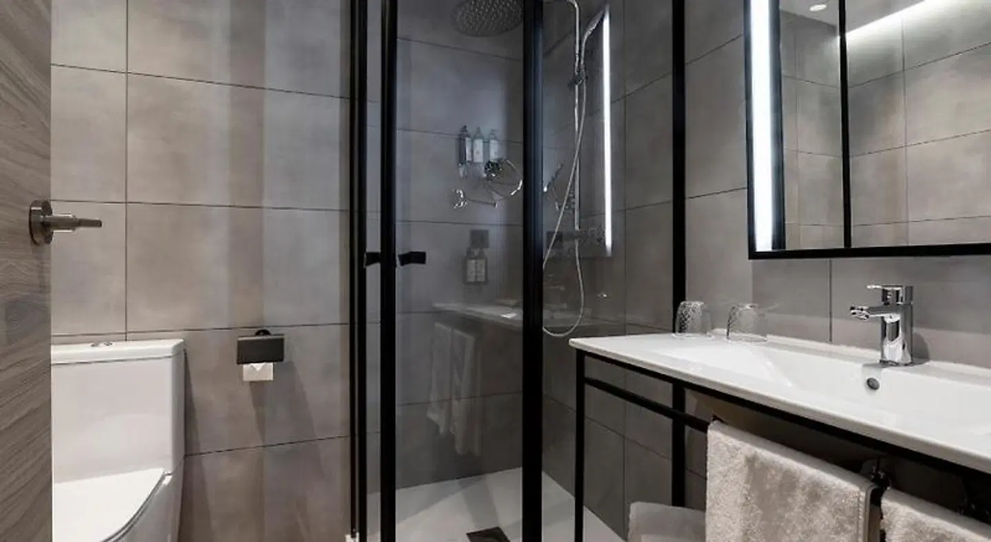 Petit Palace Cliper Gran Vía Badezimmer