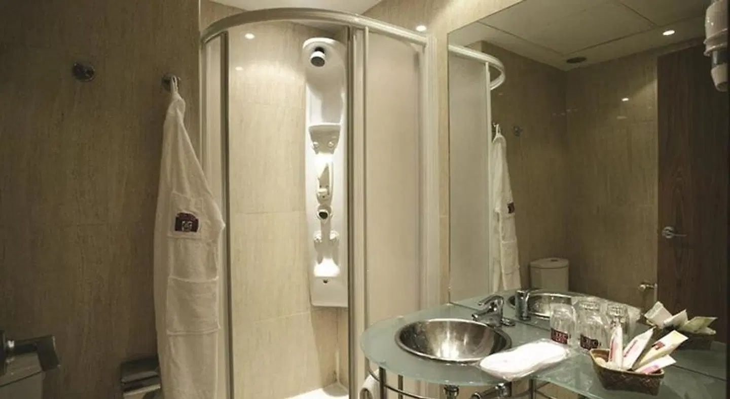 Petit Palace Cliper Gran Vía Badezimmer