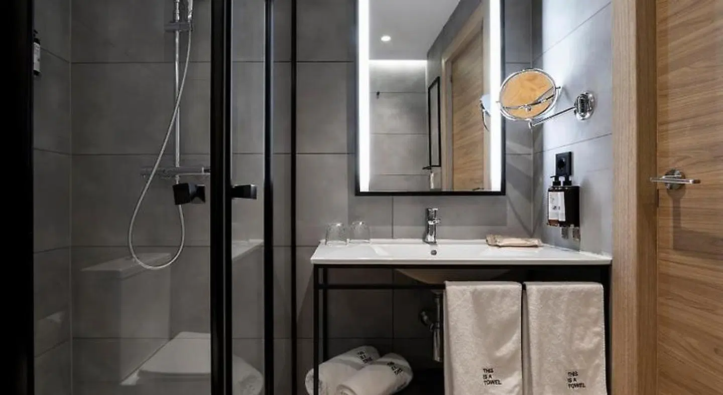 Petit Palace Cliper Gran Vía Badezimmer