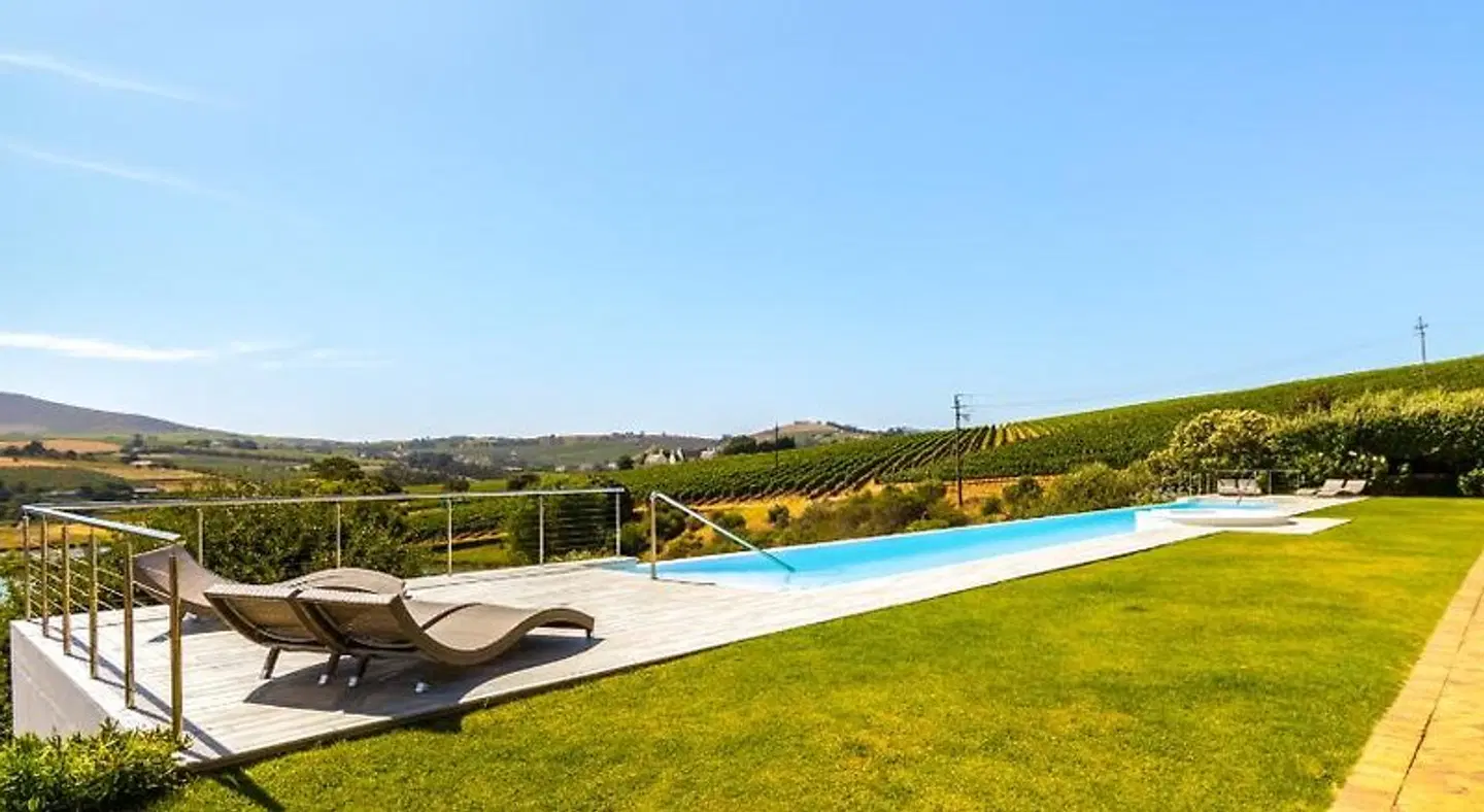 Aaldering Vineyards, Winefarm & Luxury Lodges Strand