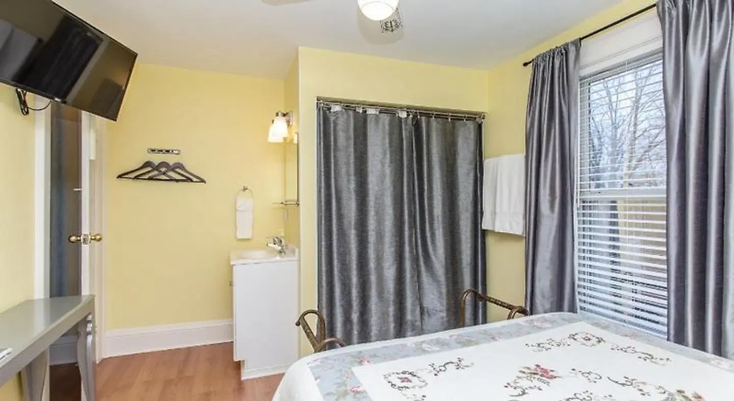 Ambiance by the Falls Bed and Breakfast ROOM_EXAMPLE