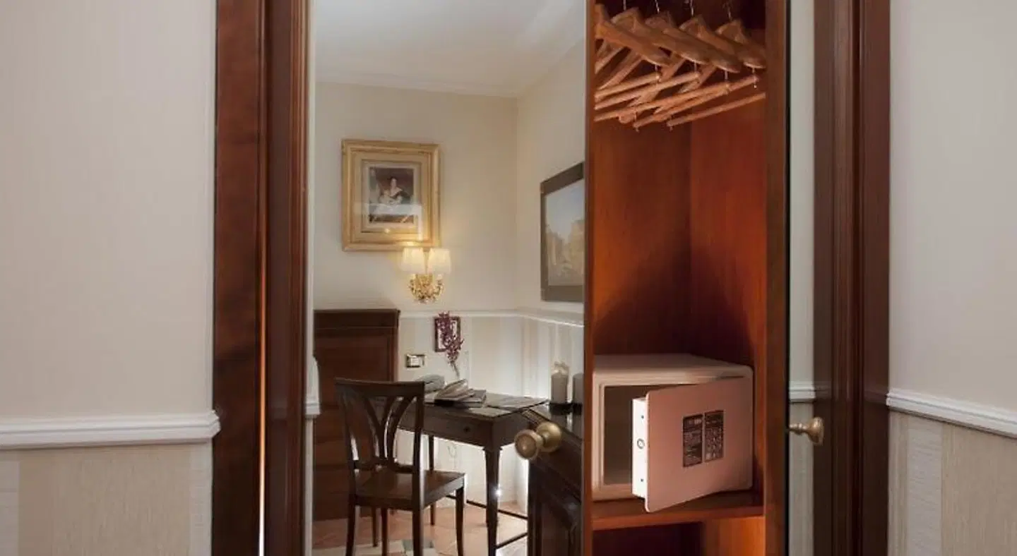 Hotel Des Artistes ROOM_EXAMPLE