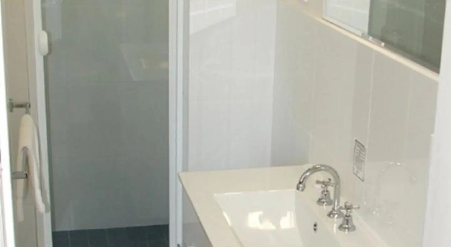 The Pink Hotel Coolangatta Badezimmer