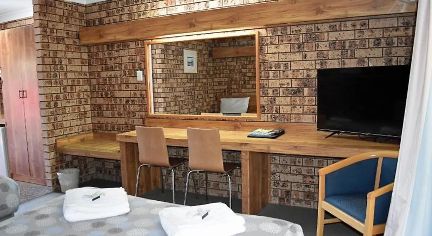 Ten Dollar Town Motel Bar