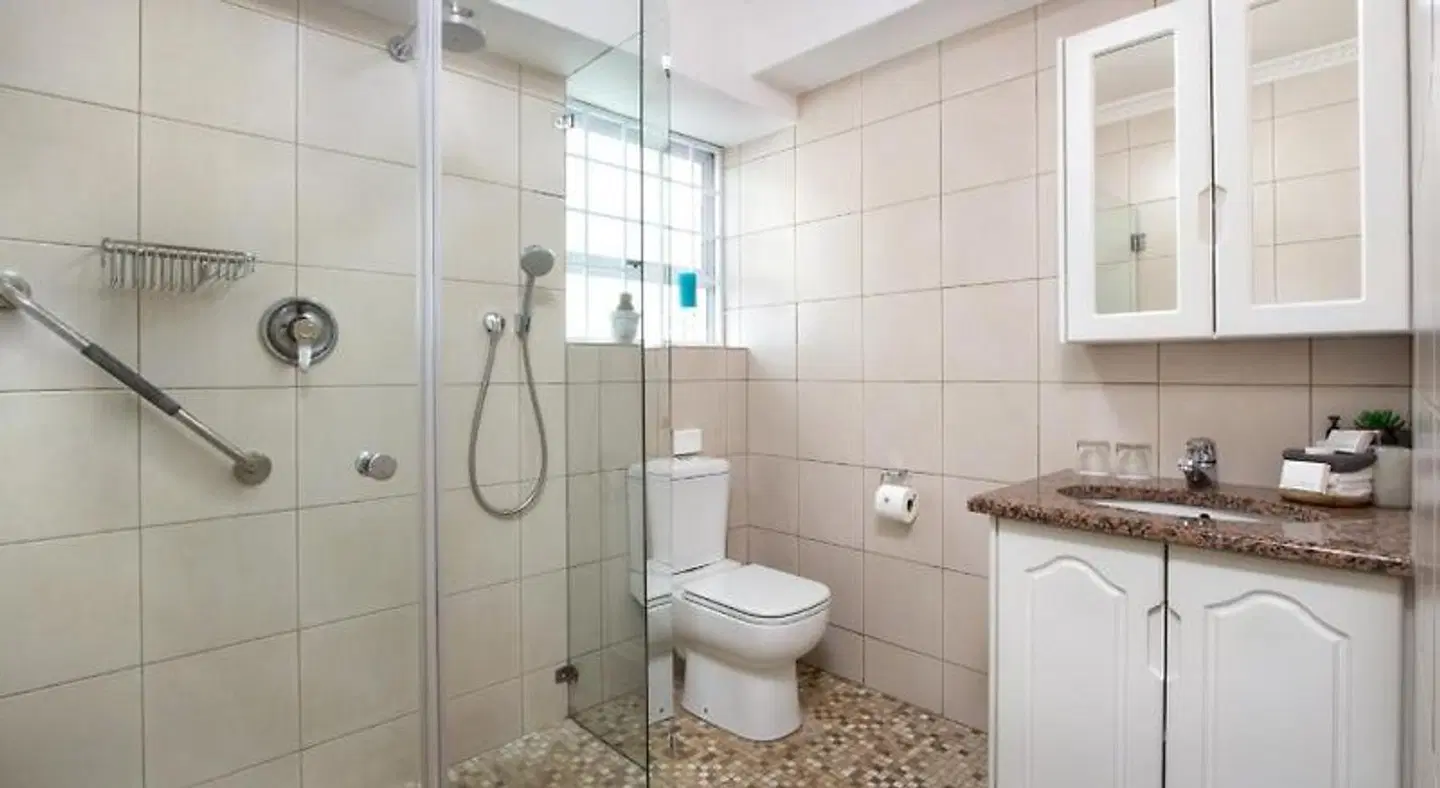 Hermanus Beachfront Lodge Badezimmer