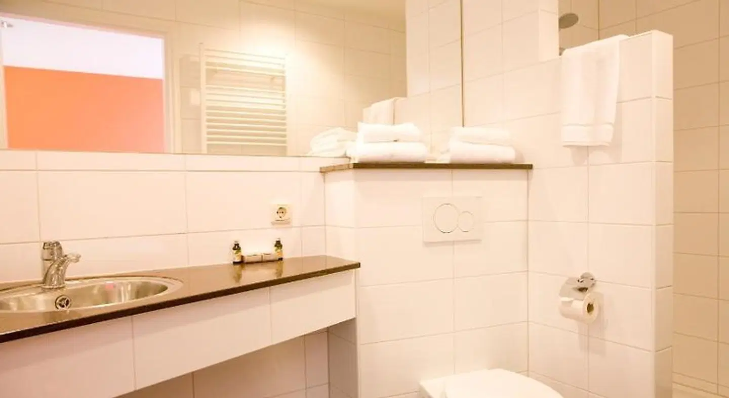 Hotel Roermond Next Door Badezimmer