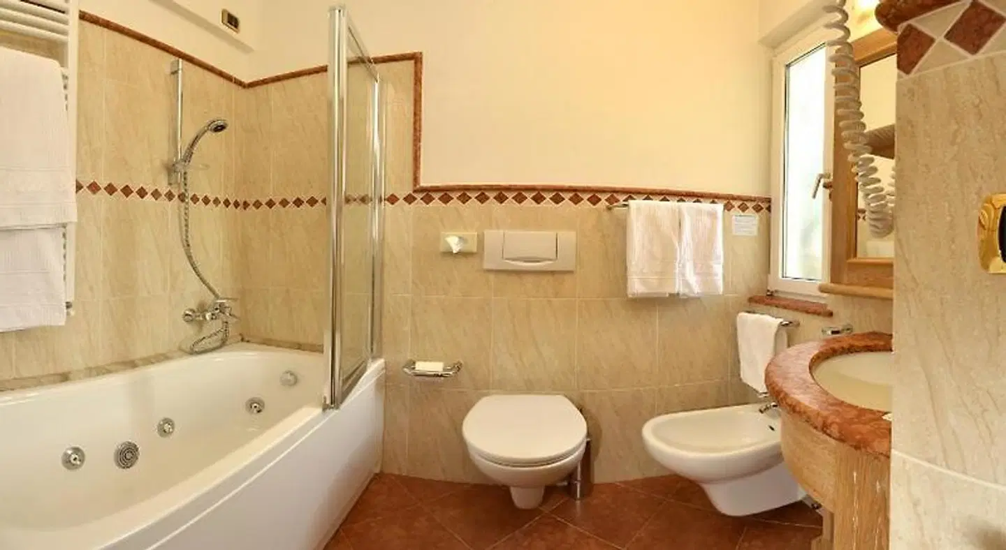 Hotel Alle Alpi Badezimmer