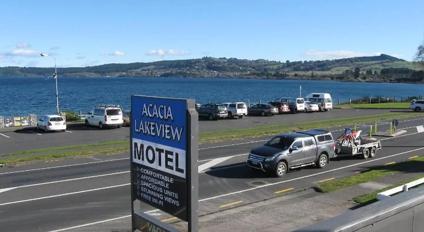Acacia Lake View Motel LANDSCAPE