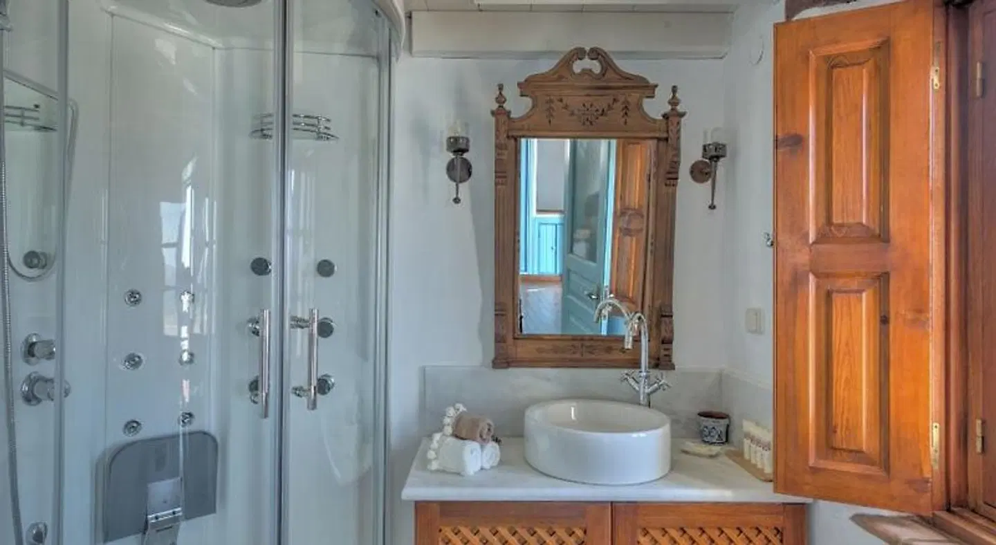 Eirini Luxury Hotel Villas Badezimmer