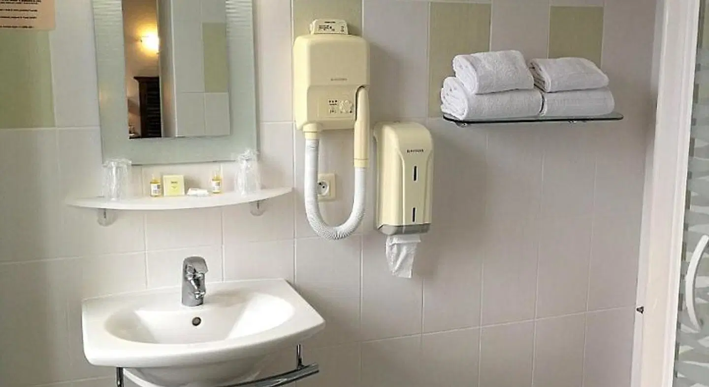 Auberge de Carolles Badezimmer