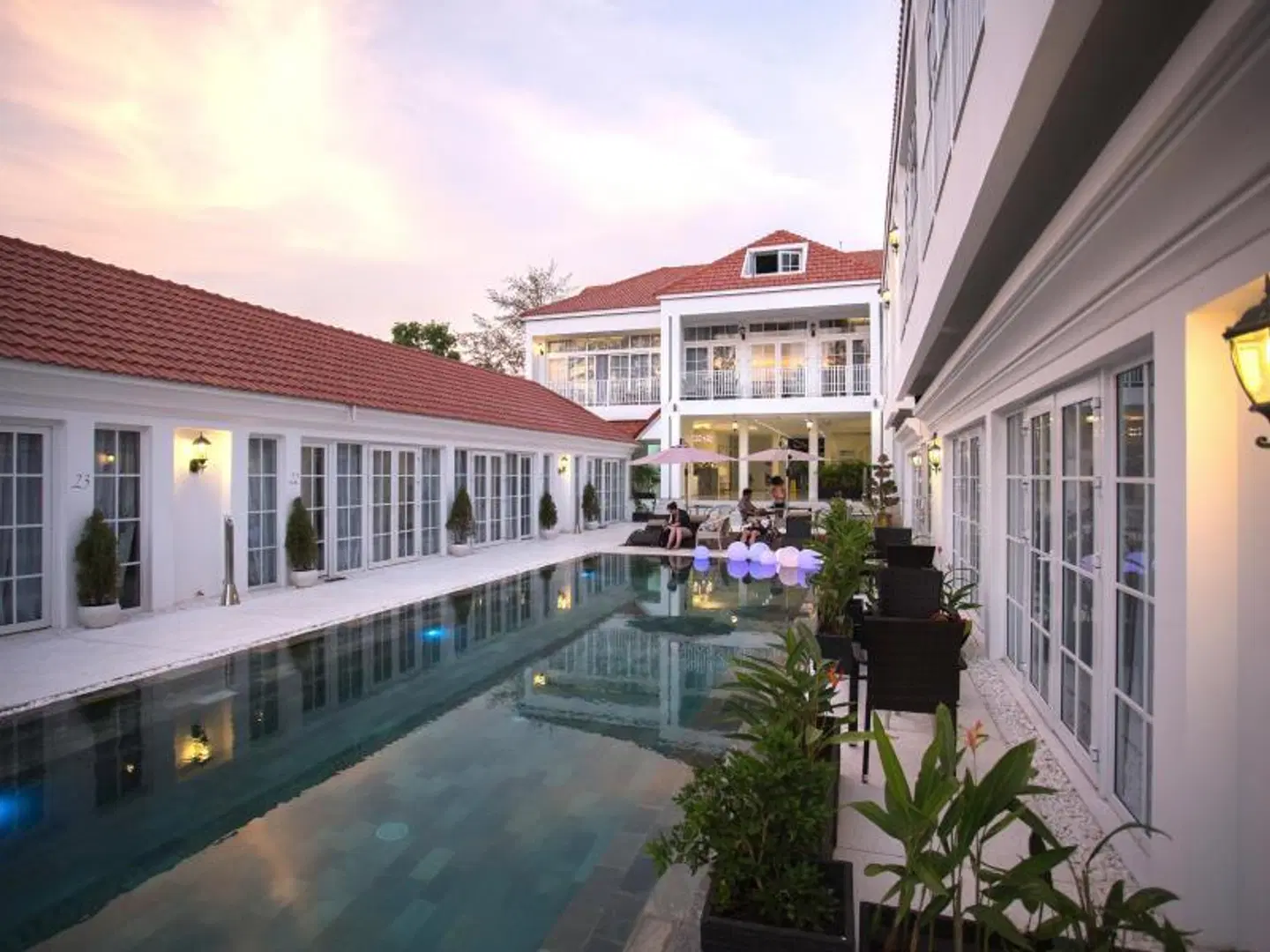 White Boutique Hotel & Residences OUTDOOR_POOL