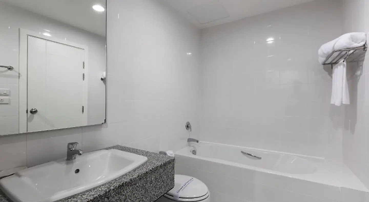 Kantary 304 Hotel Prachinburi Badezimmer