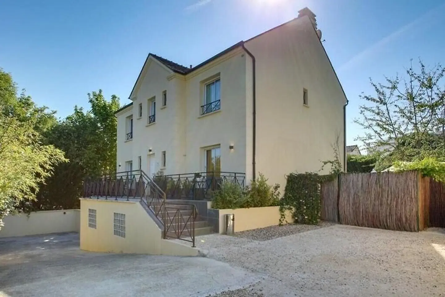 Léa de Paris EXTERIOR