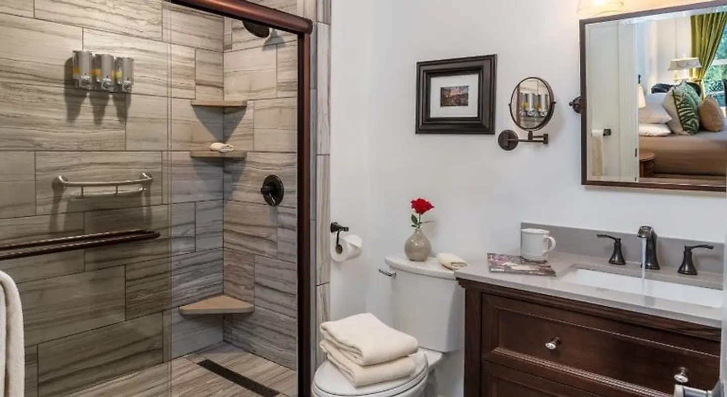 Arsenic and Old Lace Bed & Breakfast Inn Badezimmer