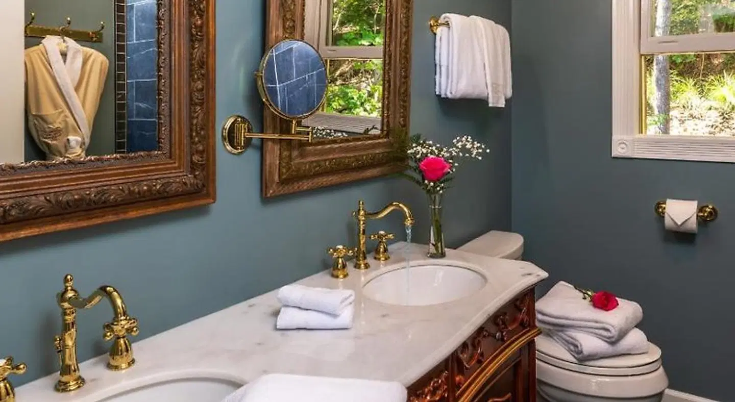 Arsenic and Old Lace Bed & Breakfast Inn Badezimmer
