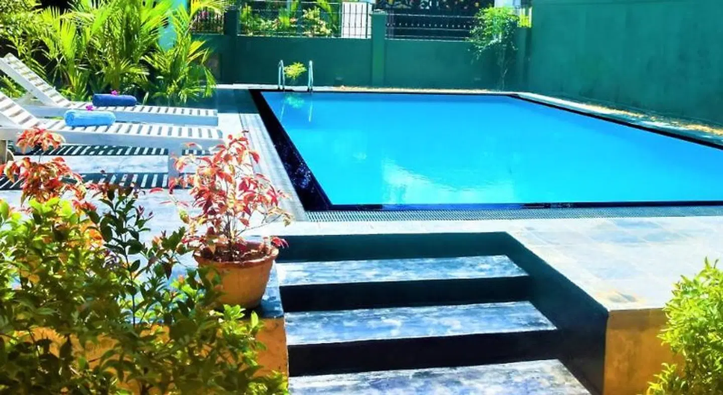 Emel Boutique OUTDOOR_POOL