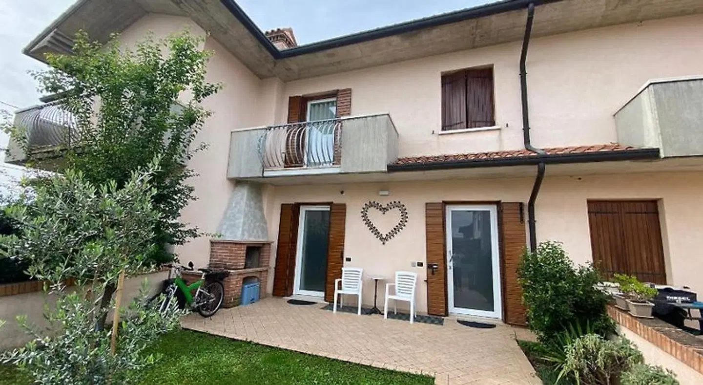 Le Fate Corbezzole EXTERIOR