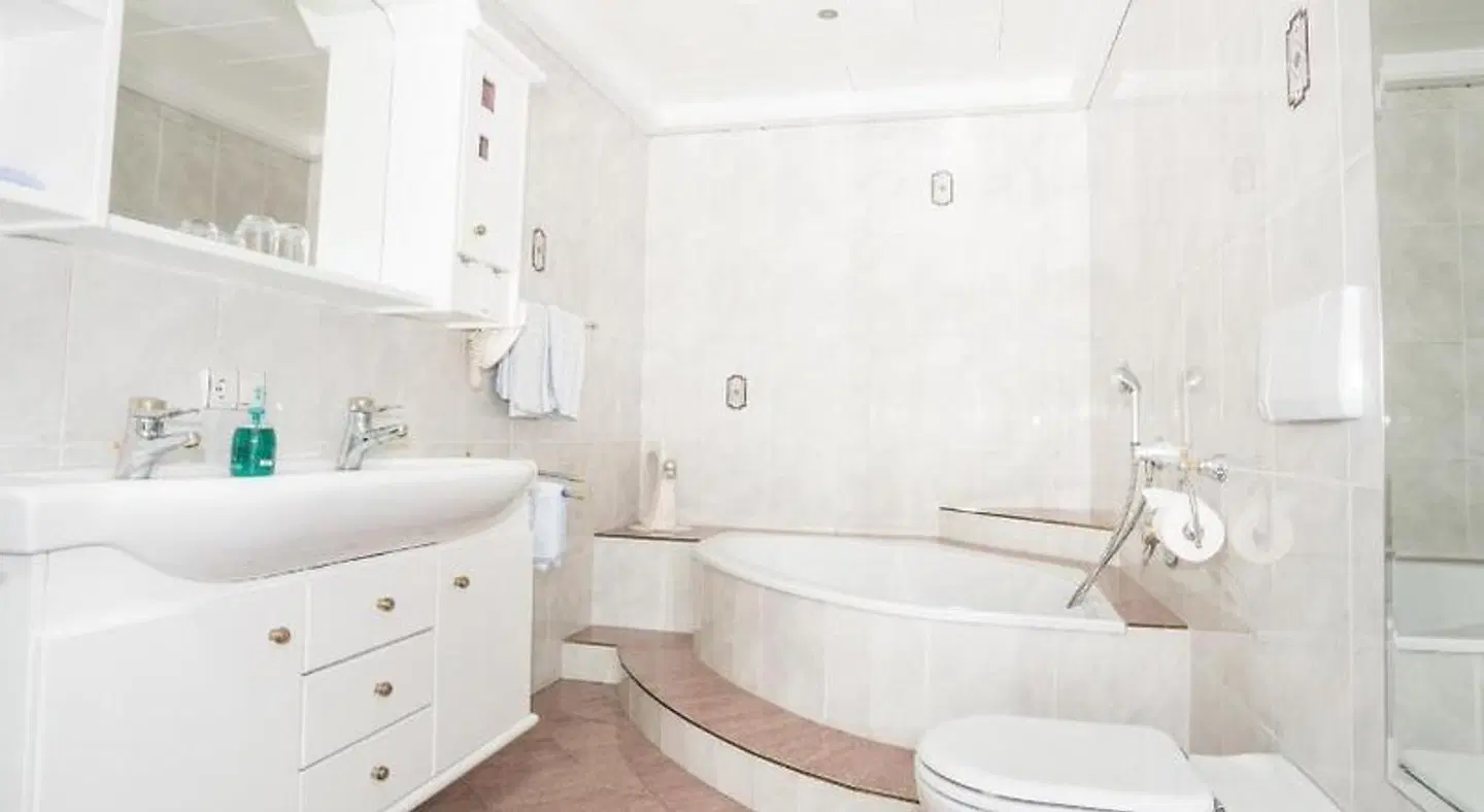 Mineralienhotel Natznerhof Badezimmer