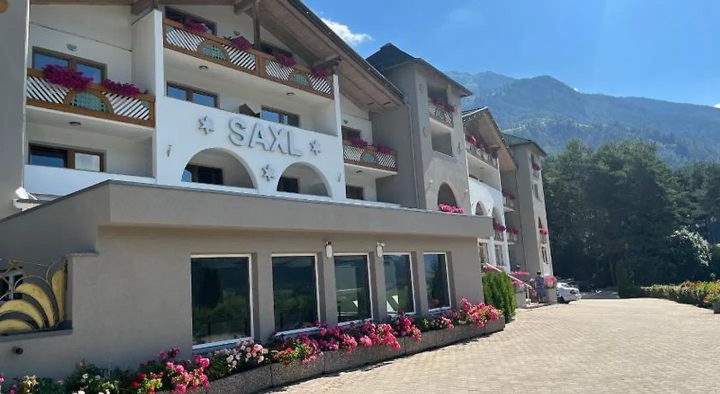 Saxl EXTERIOR
