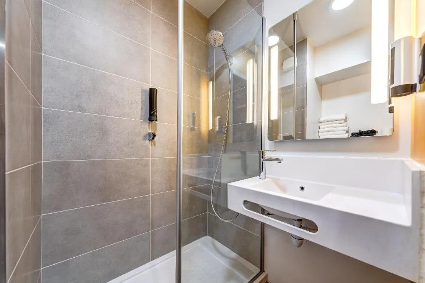 B&B HOTEL Bois d'Arcy Saint-Quentin-en-Yvelines Badezimmer