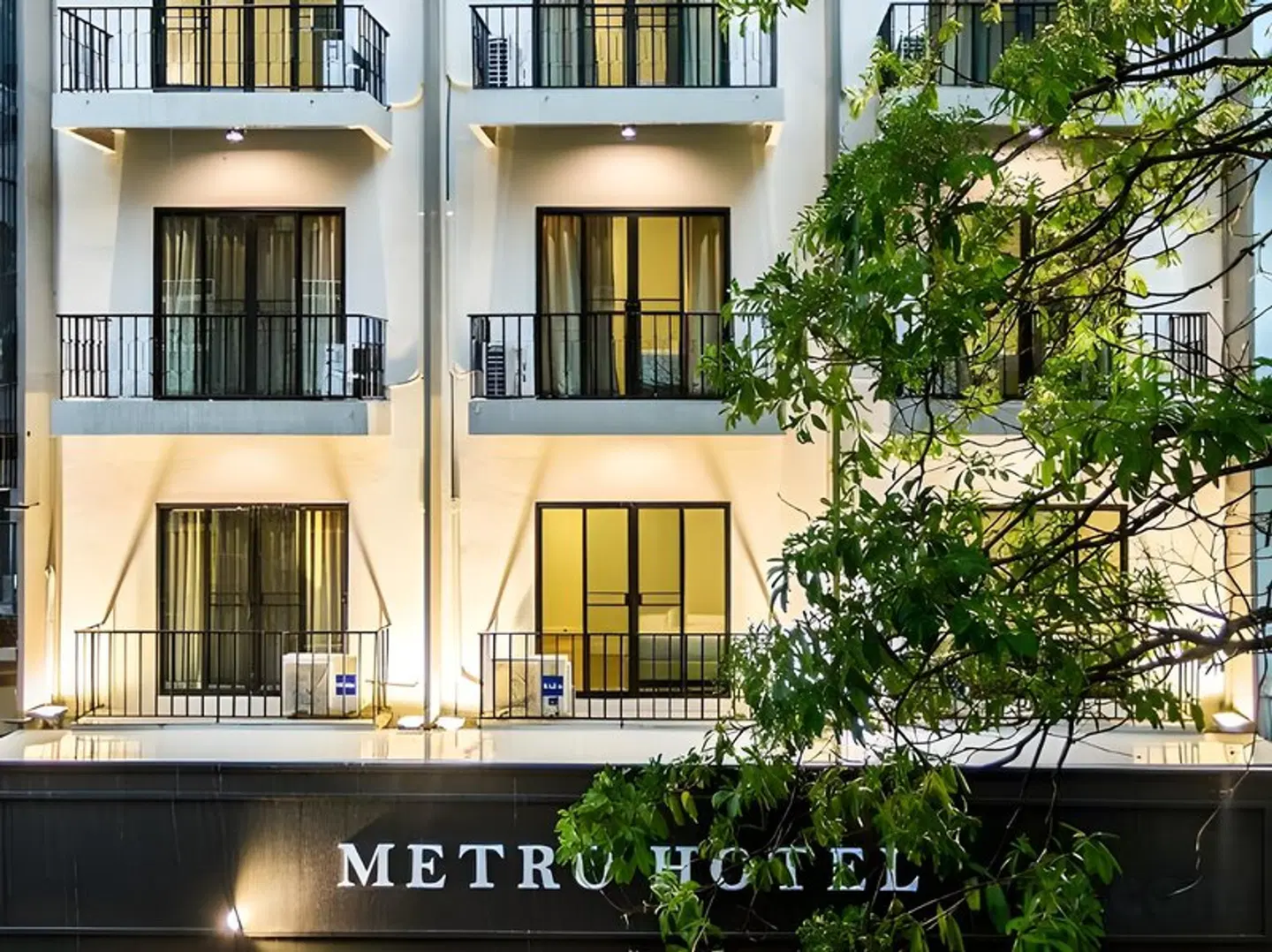 Metro Hotel EXTERIOR