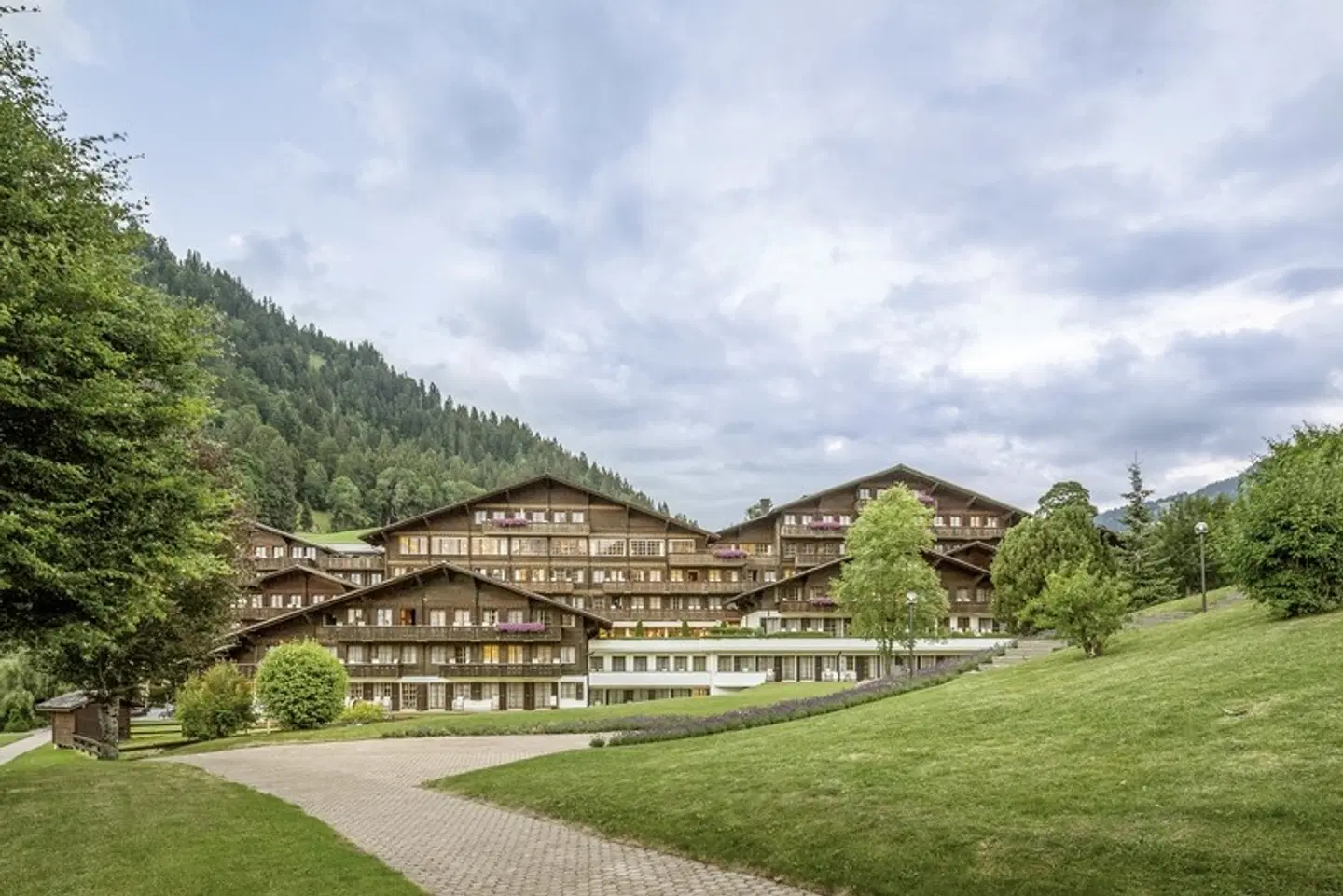 HUUS Hotel Gstaad EXTERIOR