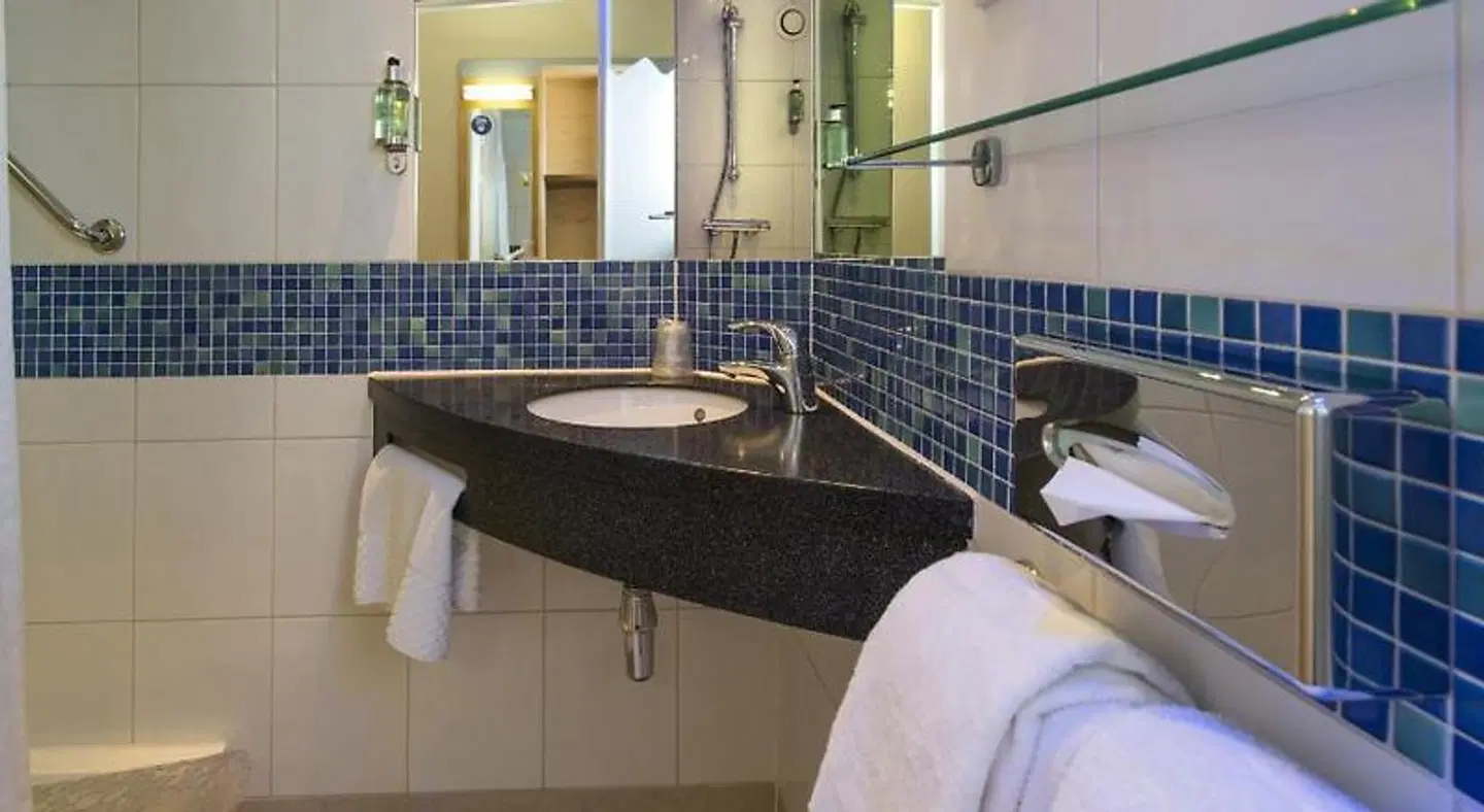 Holiday Inn Express Edinburgh Royal Mile Badezimmer