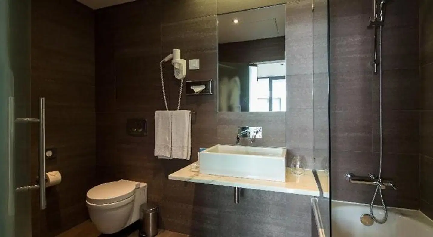 Monchique Resort & Spa Badezimmer