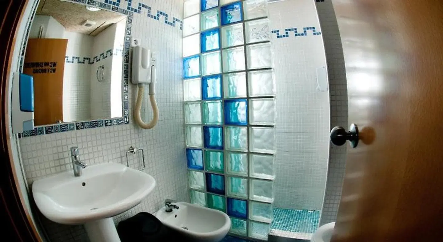 Be Ramblas Hostel Badezimmer