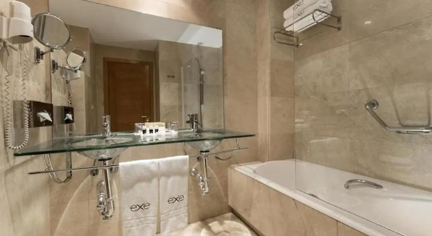 Exe Gran Hotel Almenar Badezimmer