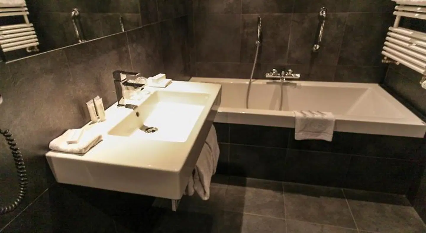 Post-Plaza Hotel & Grand Café Badezimmer