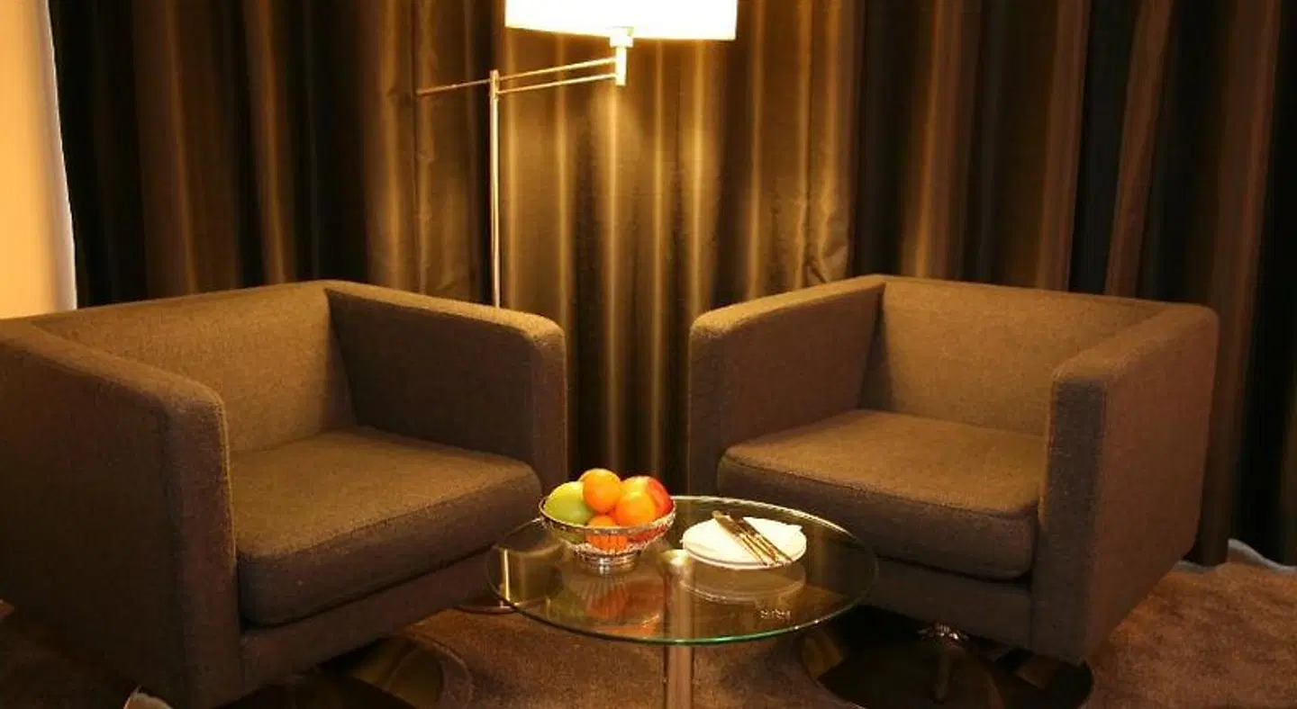 Post-Plaza Hotel & Grand Café ROOM_EXAMPLE