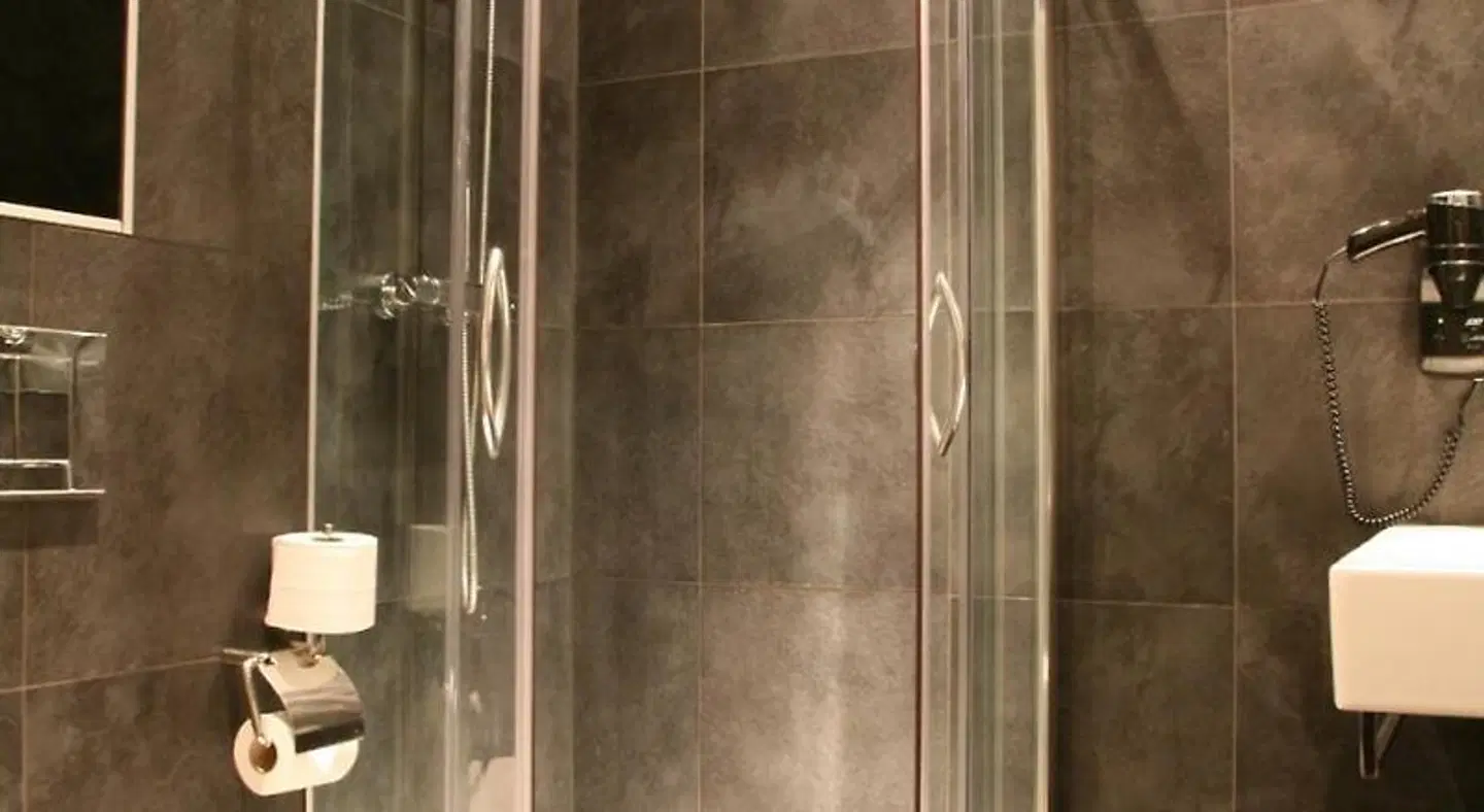 Post-Plaza Hotel & Grand Café Badezimmer