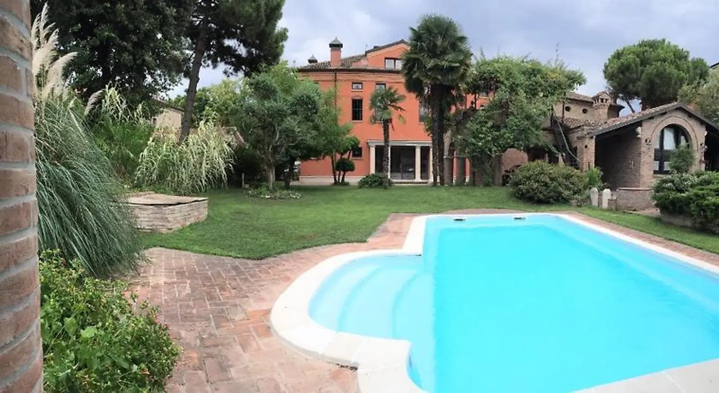 Dama Estense EXTERIOR