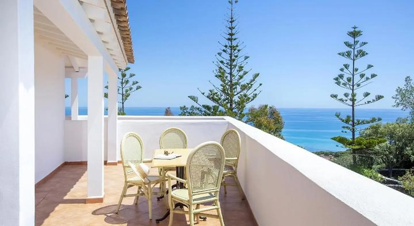 Nicolaus Club Quattro Lune Resort Terrasse